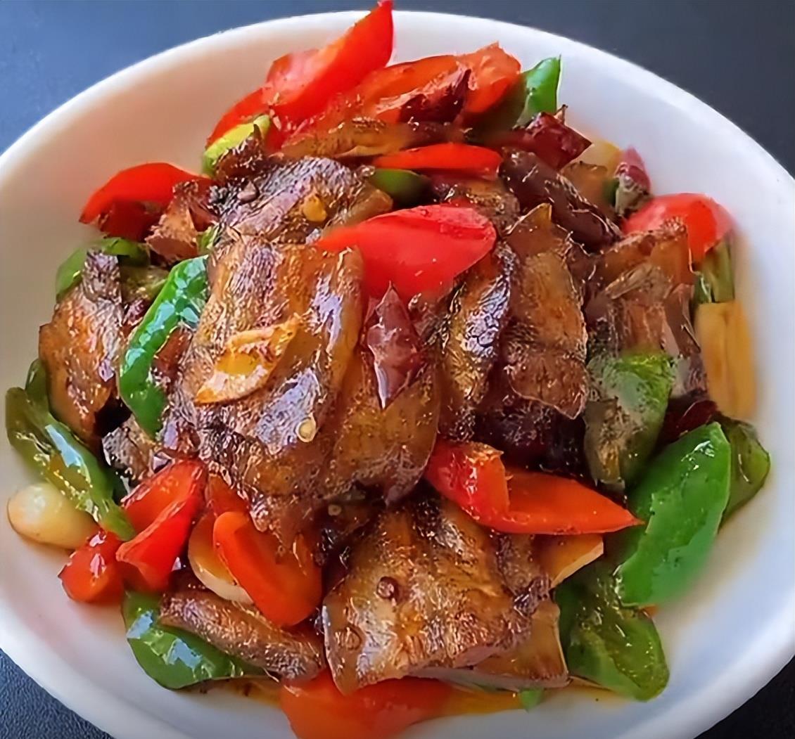 今天分享一道家常菜猪肉的前腿肉炒辣椒给大家,肥而不腻,开胃下饭