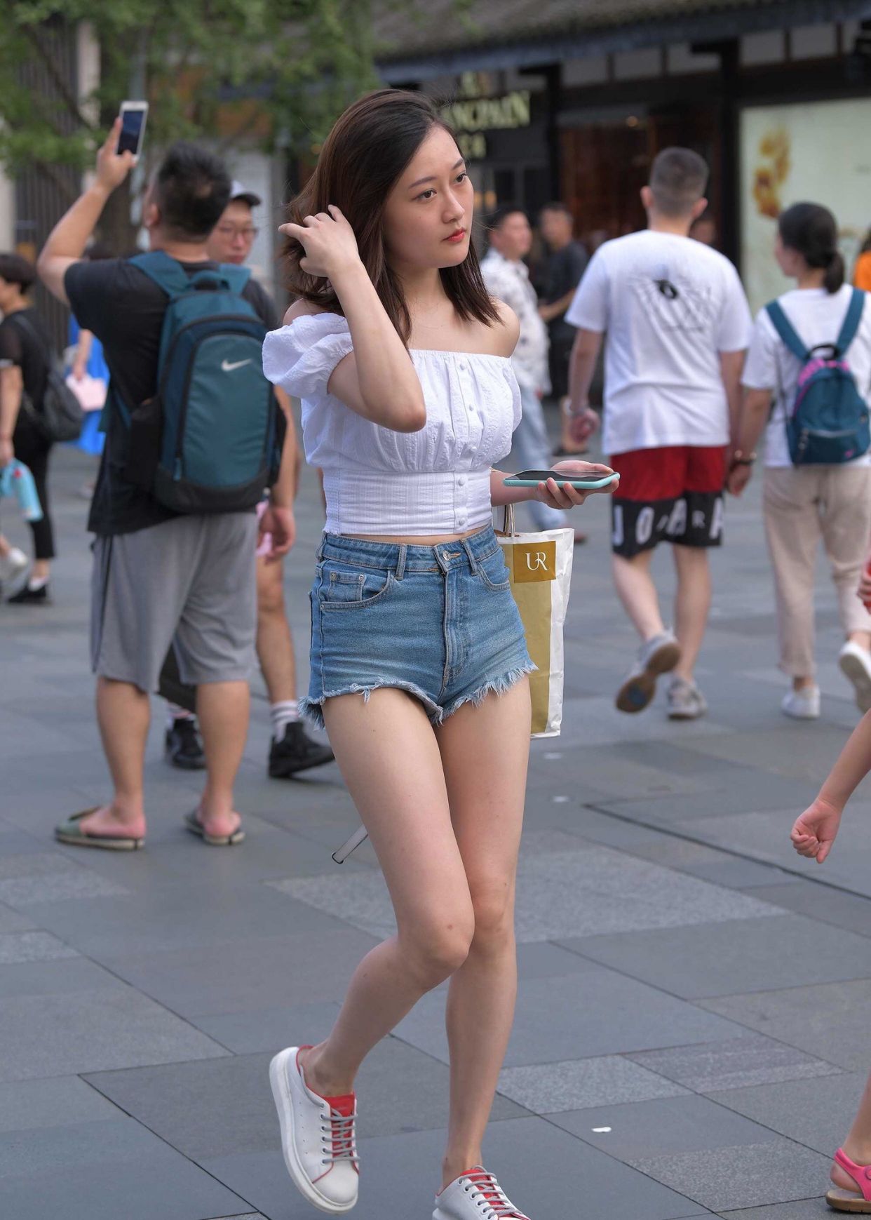 街拍:气质的牛仔短裤,能够优化腿型,让你的双腿显得更加修长