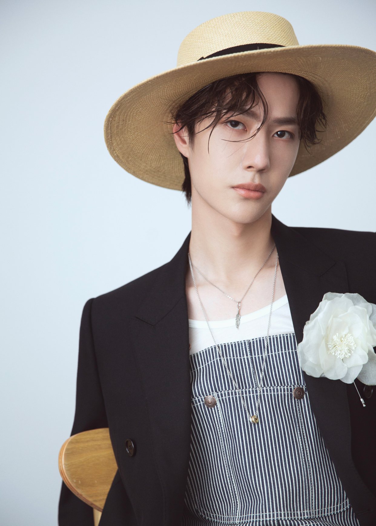 王一博西装搭配背带裤又酷又甜