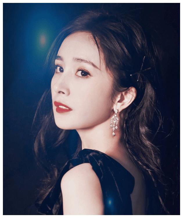 杨幂为何总是留着中分?看到她的"狗啃刘海"照,颜值瞬间老10岁