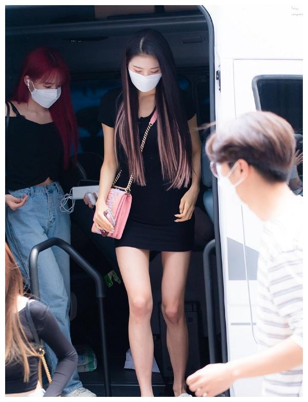 比李光洙矮一个头,腿却和李光洙一样长,16岁的张元英腿有多绝?