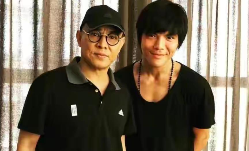 向佐怒目圆瞪质问女导演,显得真专业,为何还是输给了业余选手?__财经头条