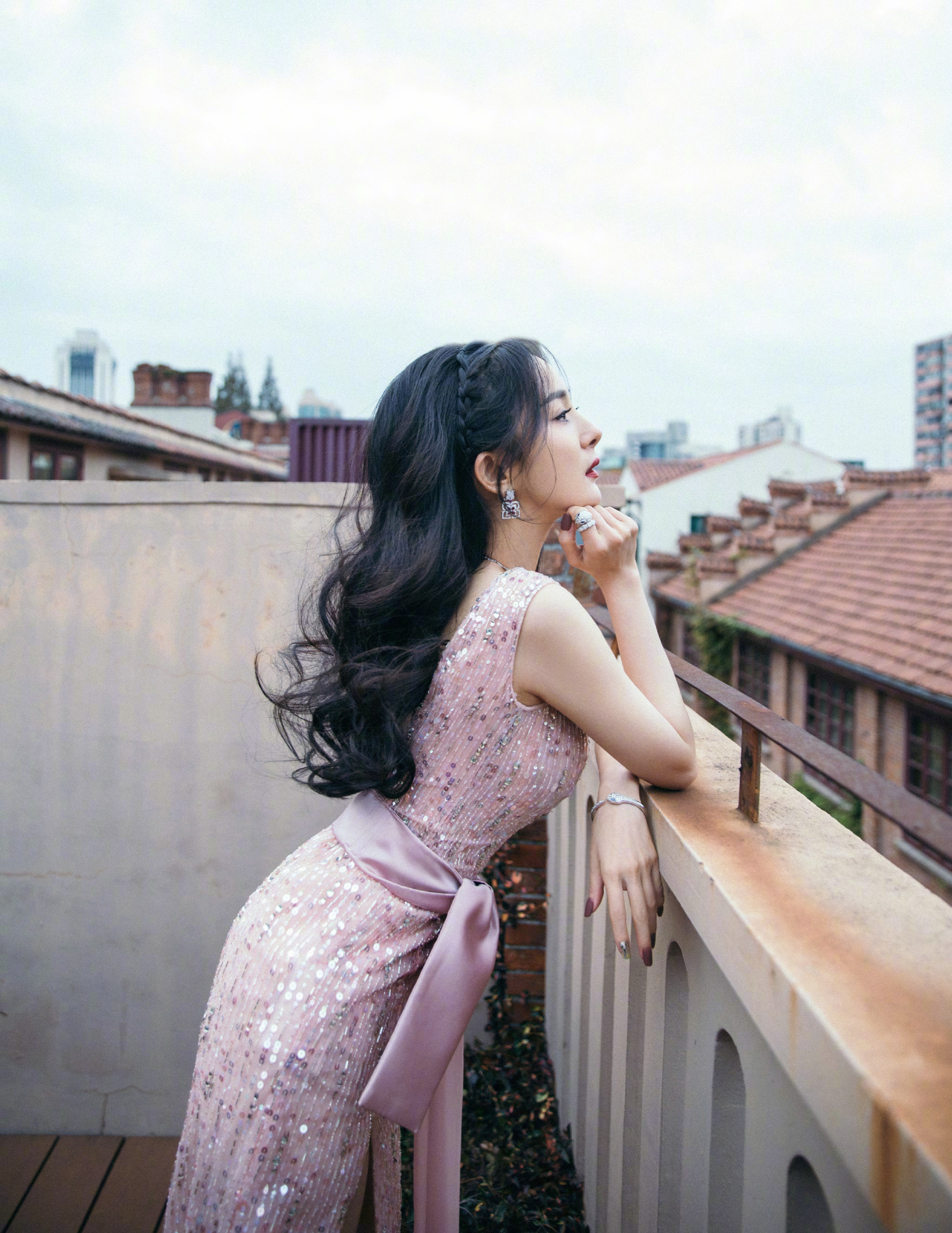 杨幂一袭深v露背粉色闪钻长裙,简约优雅_高清图集_新浪网