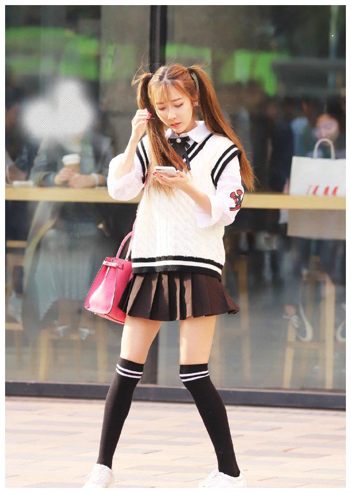 穿百褶短裙搭衬衫,青春又可爱,这才是女生想要的美