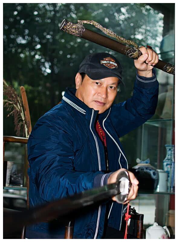 他曾是上校军官,跟李连杰对打不落下风,却因拍戏把她踢伤而退圈|狄威