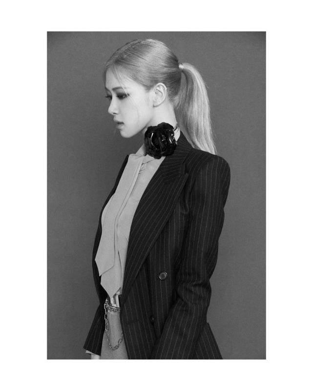 粉墨朴彩英晒观秀造型,黑白西装配马尾帅气,中性风柔美冷艳酷飒