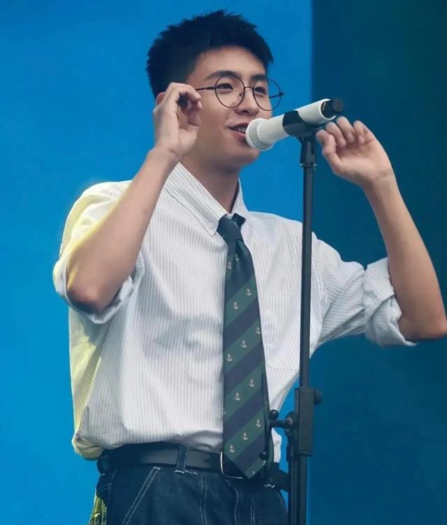 焦迈奇清俊干净的相貌和傲娇洒脱的个性,一个努力奔跑的山东男孩