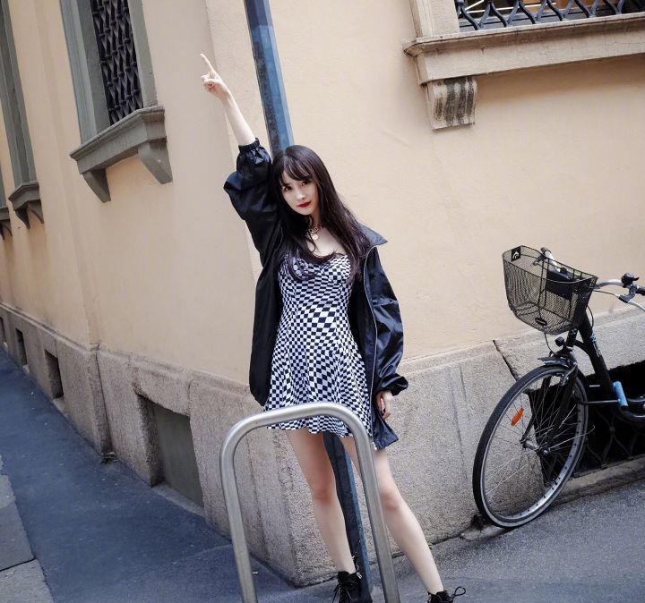 早秋风来袭杨幂带火了又酷又飒的马丁靴真的是超级酷