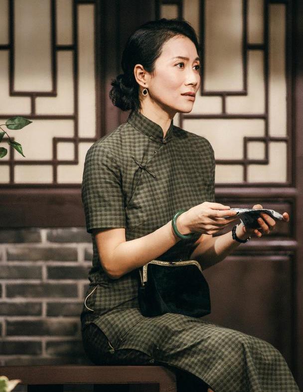 被41岁温峥嵘惊艳到,一袭旗袍秀玲珑身段,旁边小花被衬成路人