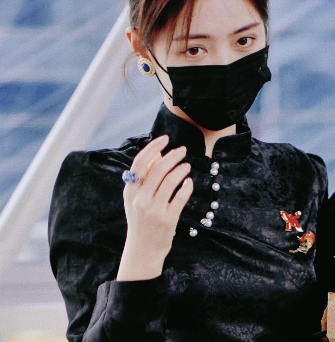 许佳琪又出旗袍造型,黑色短款旗袍大展身材曲线,太养眼了