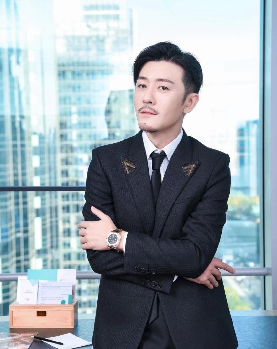 39岁林雨申终于红了穿西装蓄胡子演绎大叔范霸道又痞帅