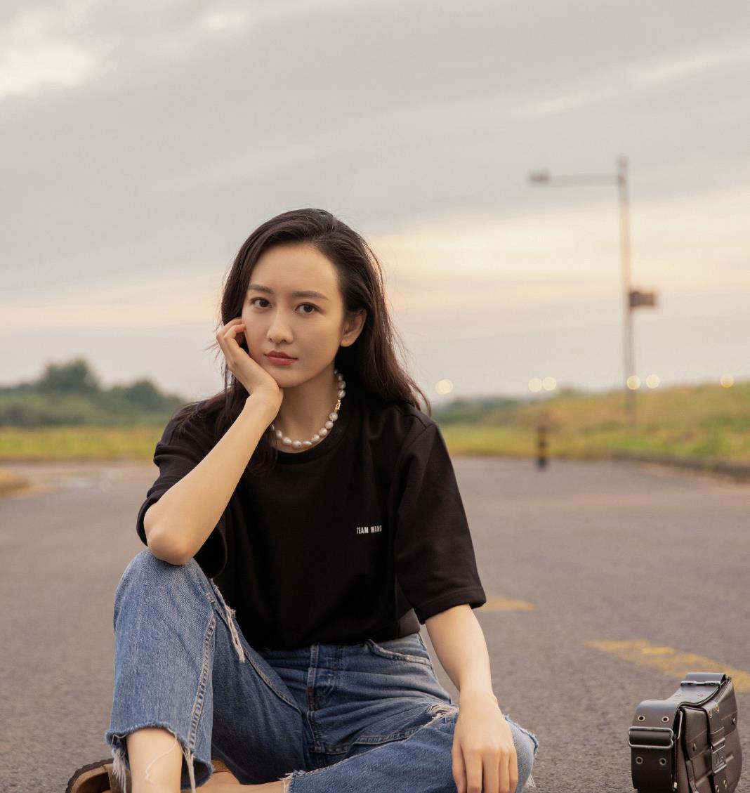 王鸥难得俏皮一把梳双马尾加牛仔裙变小魔女造型