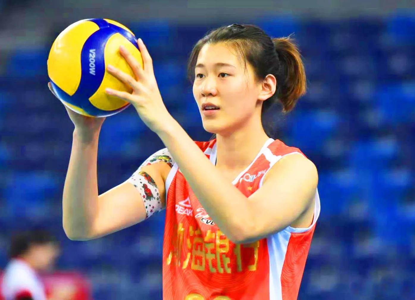 天津女排与孩子互动,王艺竹已回归!再次被蔡斌抛弃,奥运梦已碎