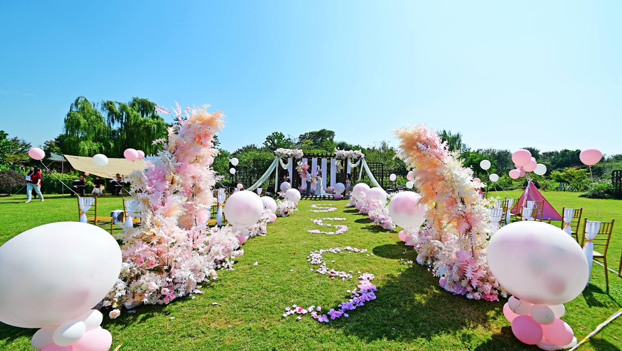 无锡鹅湖玫瑰园的草坪婚礼温馨又浪漫时尚有情调