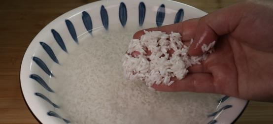 把大米倒入破壁机里,做出的凉皮真好吃,学会了人人夸你是大厨休闲区蓝鸢梦想 - Www.slyday.coM 把大米倒入破壁机里,做出的凉皮真好吃,学会了人人夸你是大厨休闲区蓝鸢梦想 - Www.slyday.coM