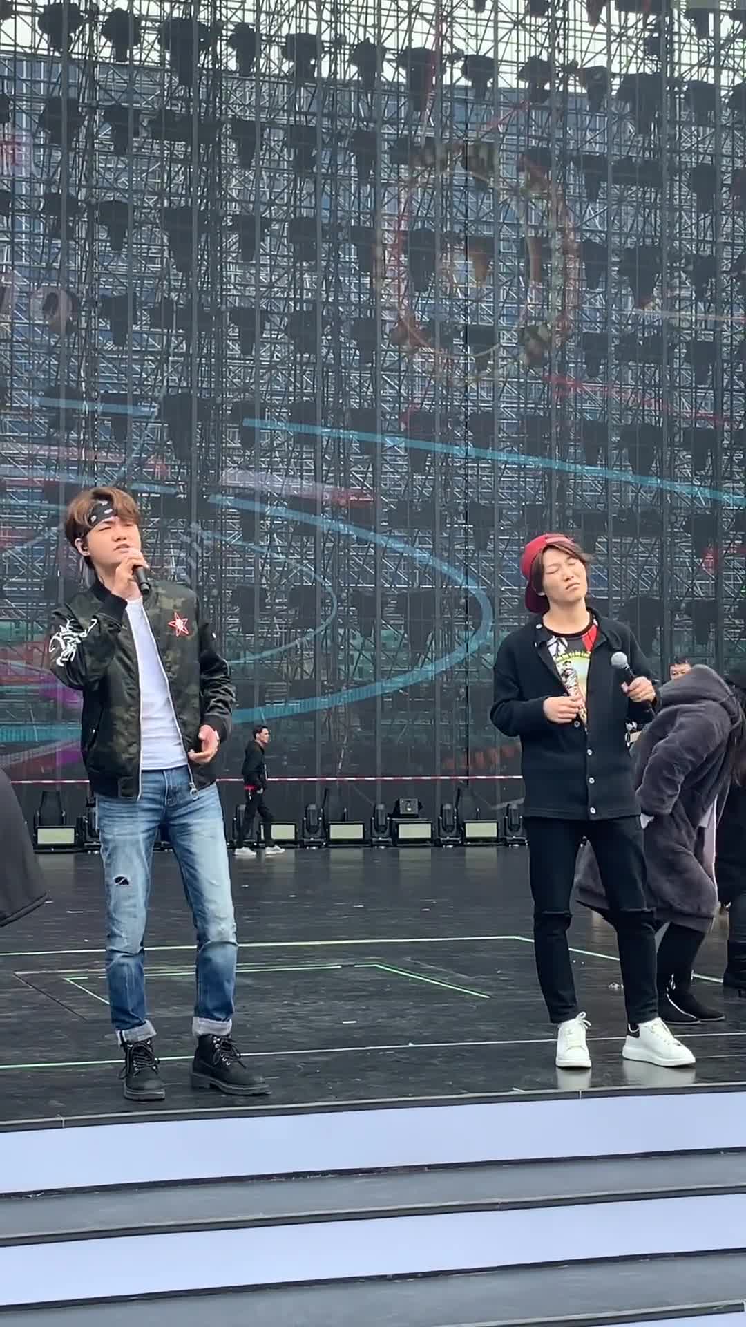 展展&罗罗彩排《沙漠骆驼》听着感觉自己要飞起_手机新浪网