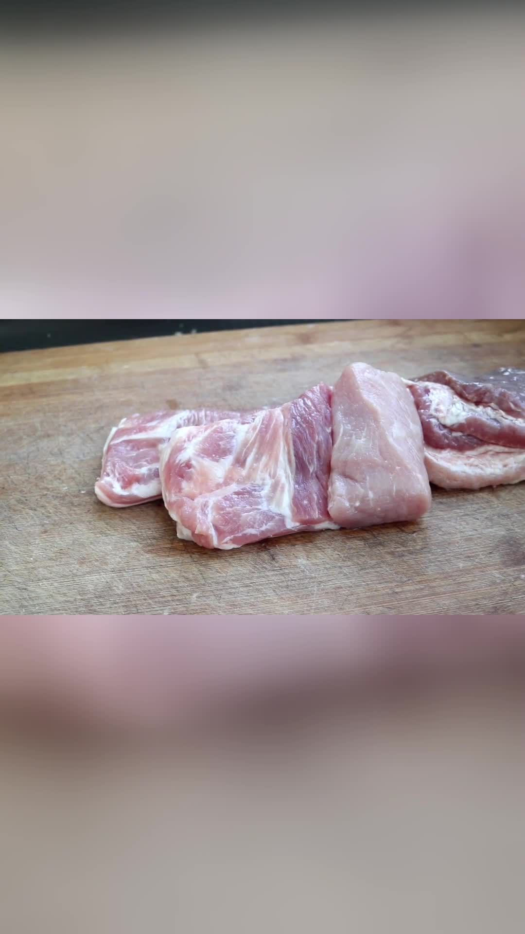 肉贩子经常拿布在猪肉上擦一擦摊主无意说漏嘴看完告诉家人