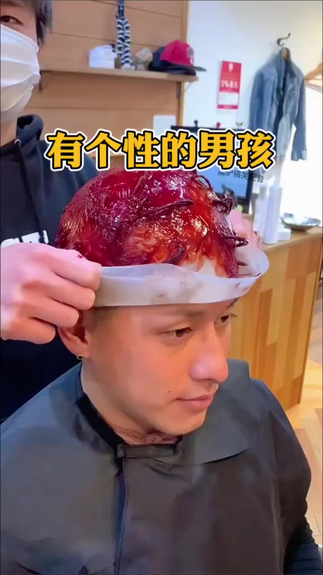 小树上摇晃，落入悬崖