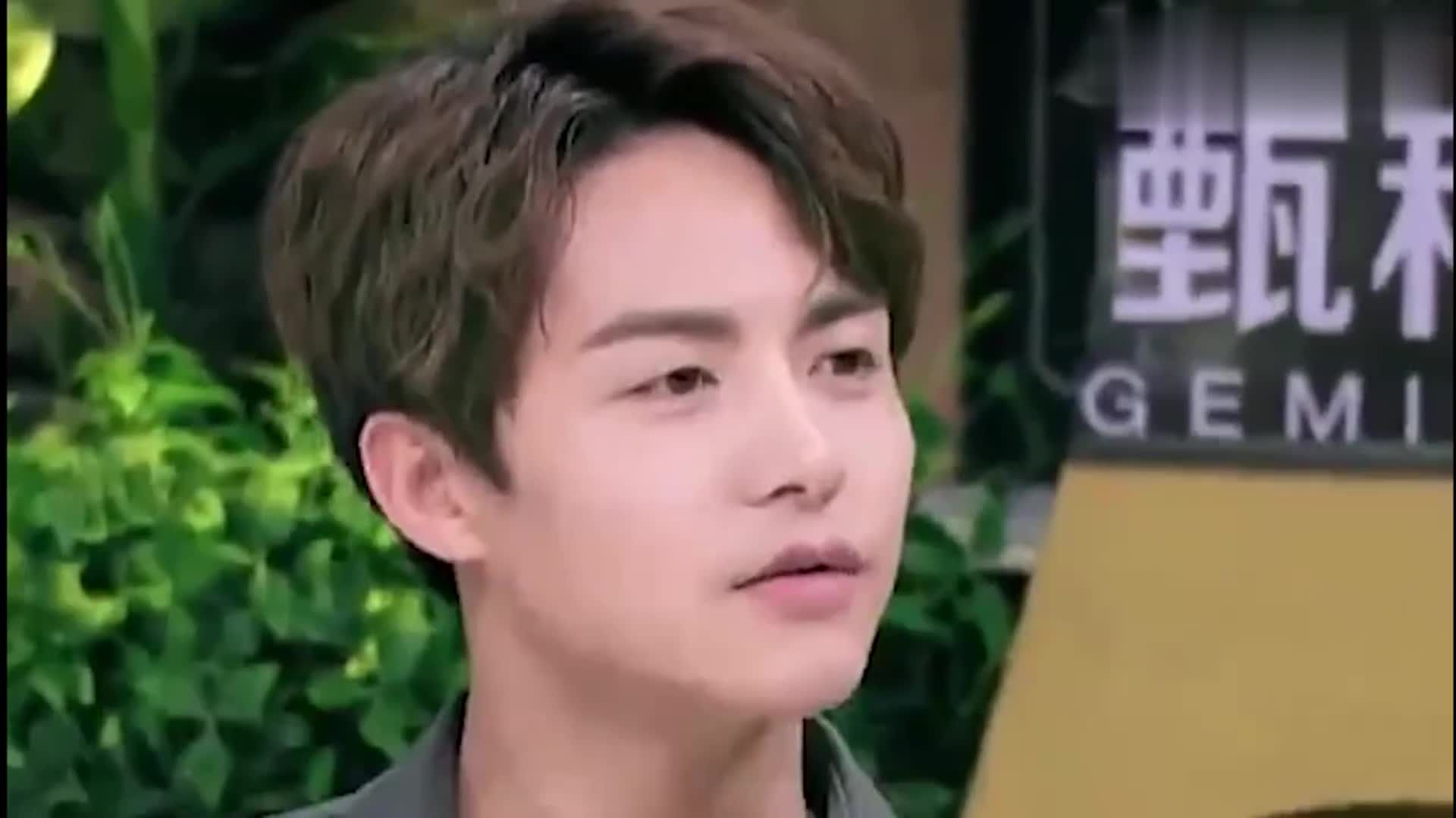 00:00 00:37 00:37 为您推荐: 看完马天宇谢娜何炅的"三角恋",吴昕笑