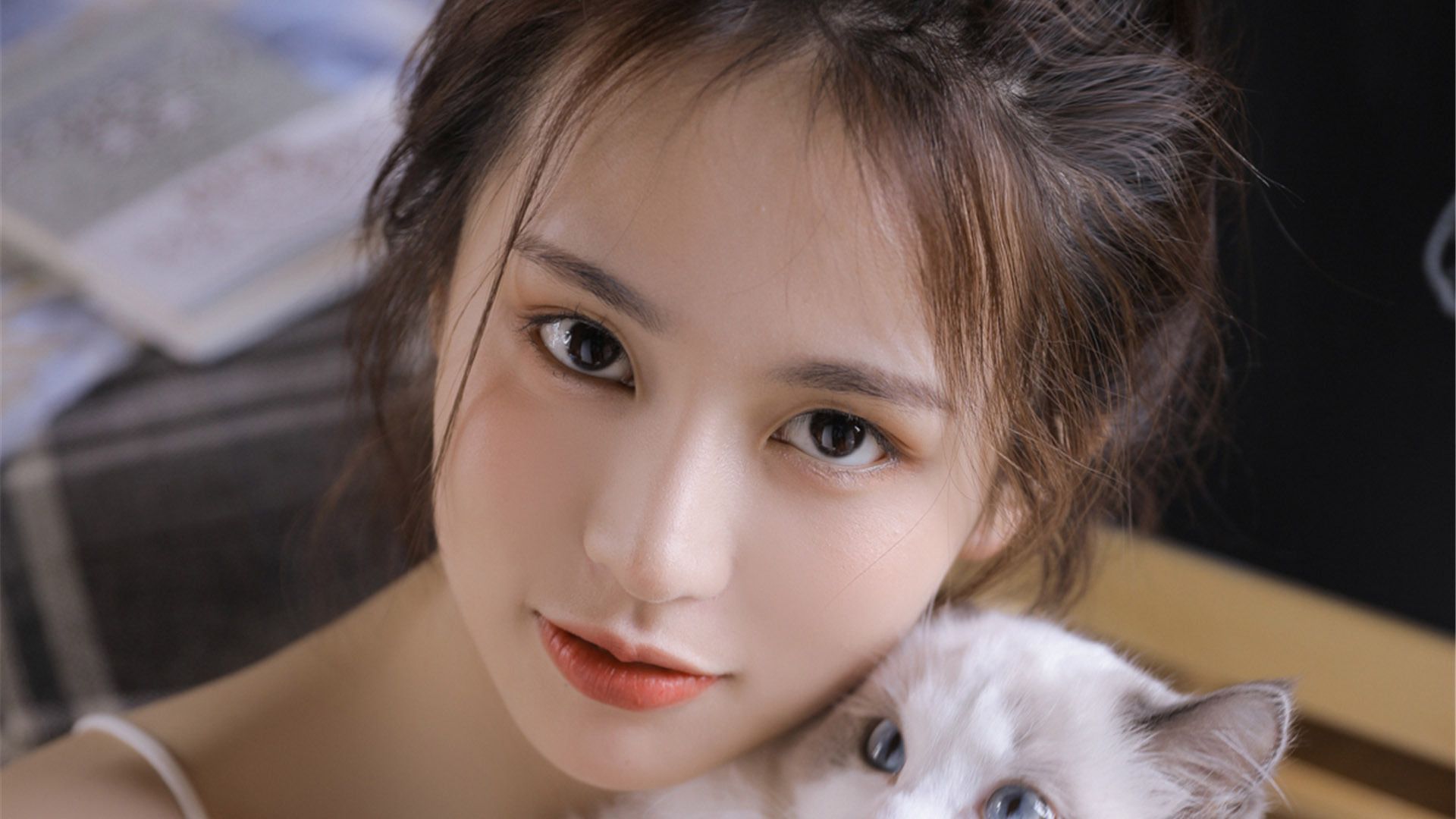 甜美吊带美女来袭,这么爱笑的美女大家喜欢吗?