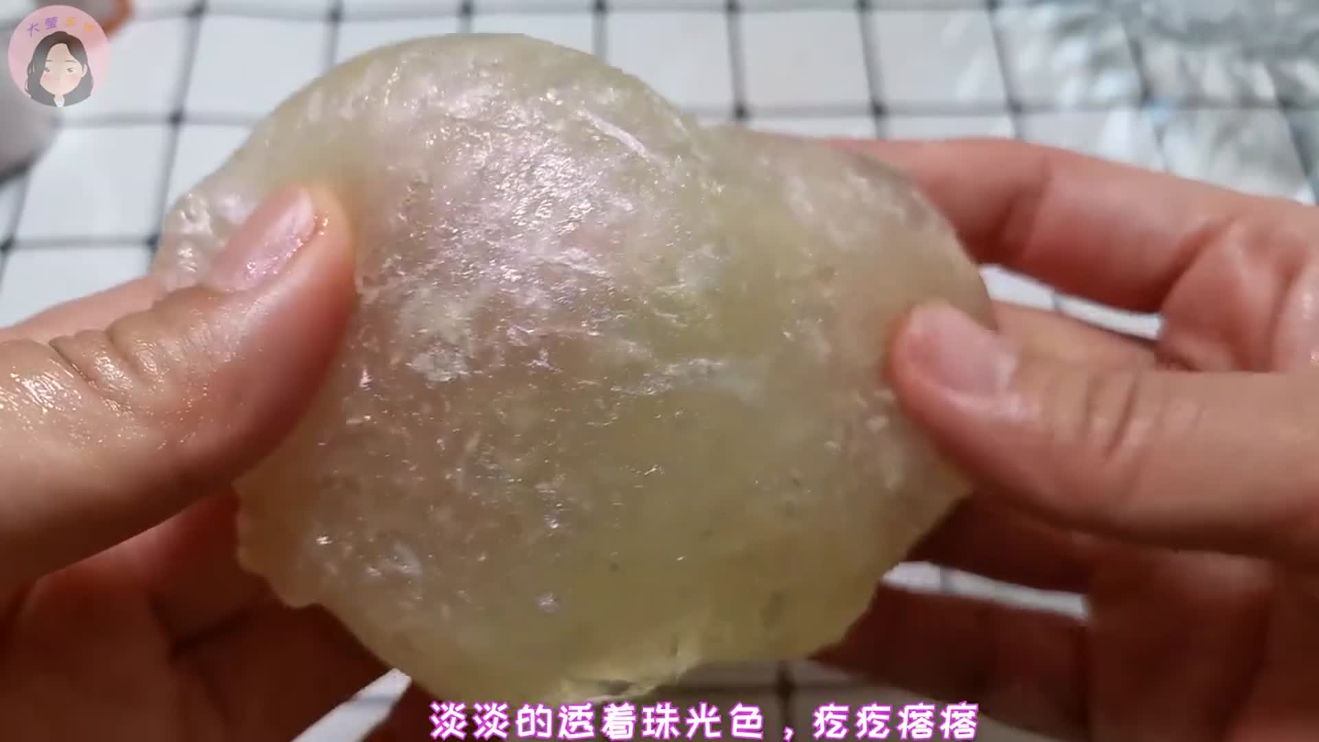 自制无硼砂无胶水果冻泥加幻彩白人鱼姬粉调色疙疙瘩瘩不光滑