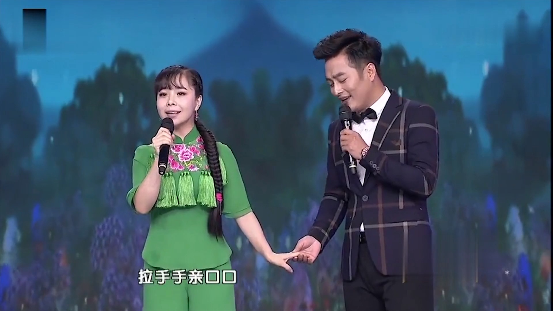 王二妮与云飞又唱情歌了,比《拉手手亲口口》还要肉麻百倍