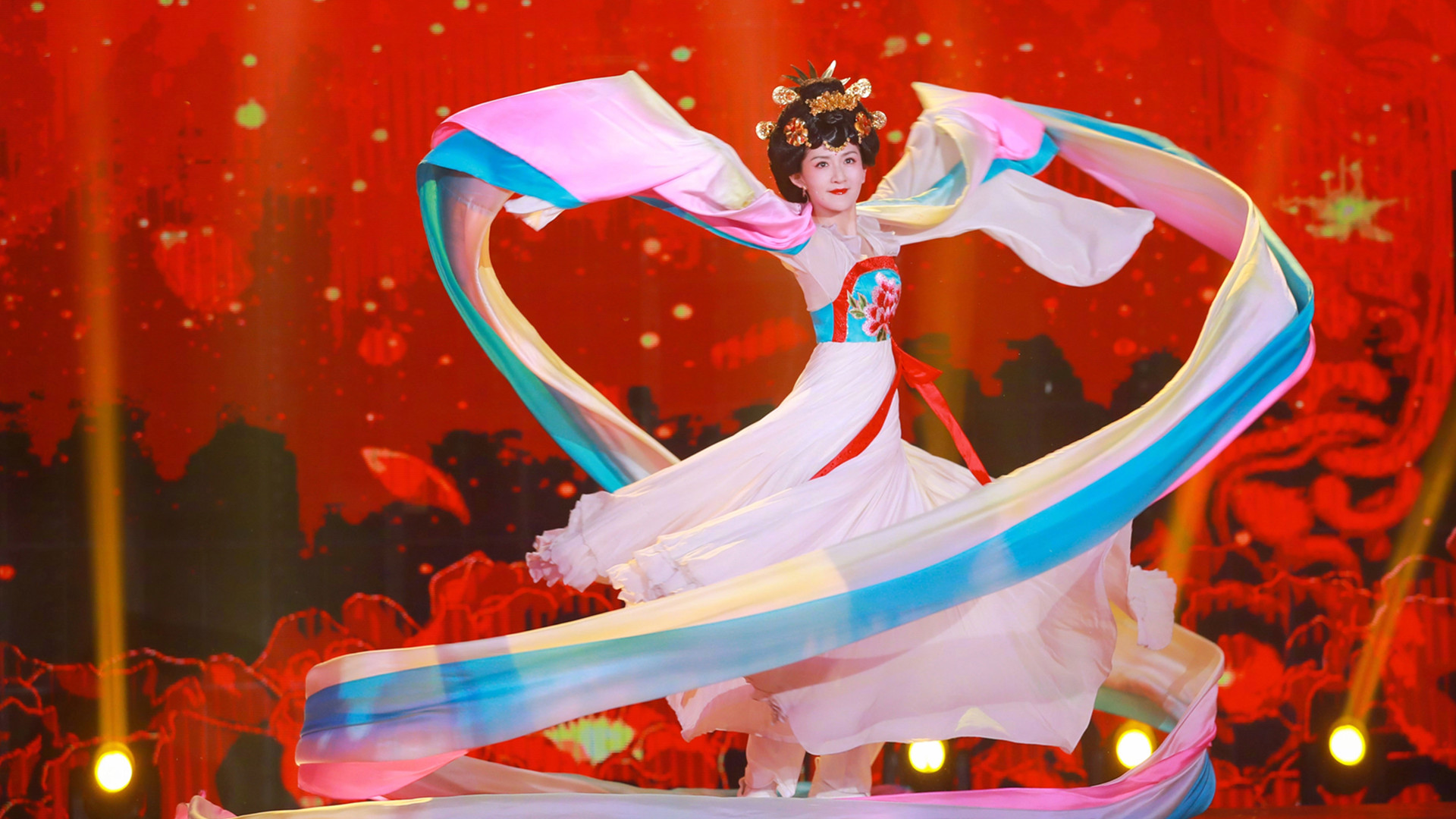 谢娜神模仿李玉刚《新贵妃醉酒》,一段水袖舞惊艳全场