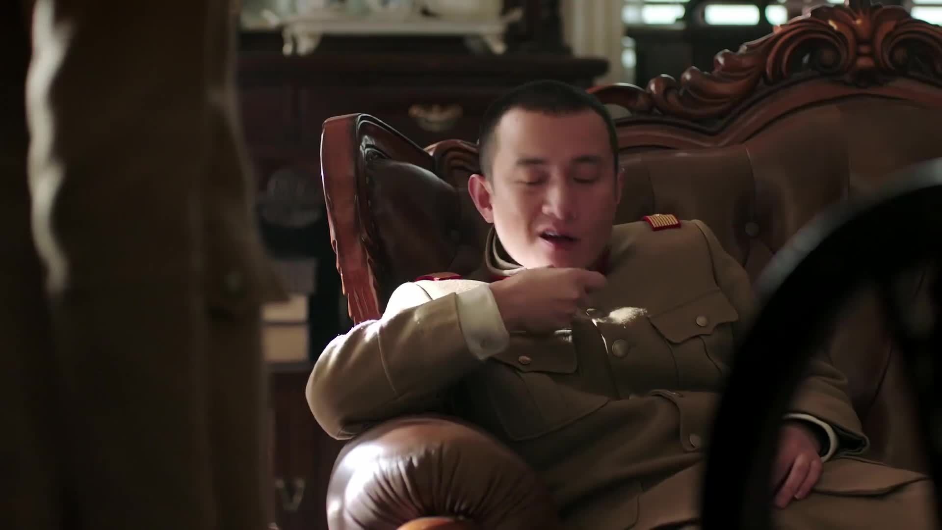 少帅:六子在张作霖面前翘二郎腿,下秒张作霖一声吼,吓弹起来!