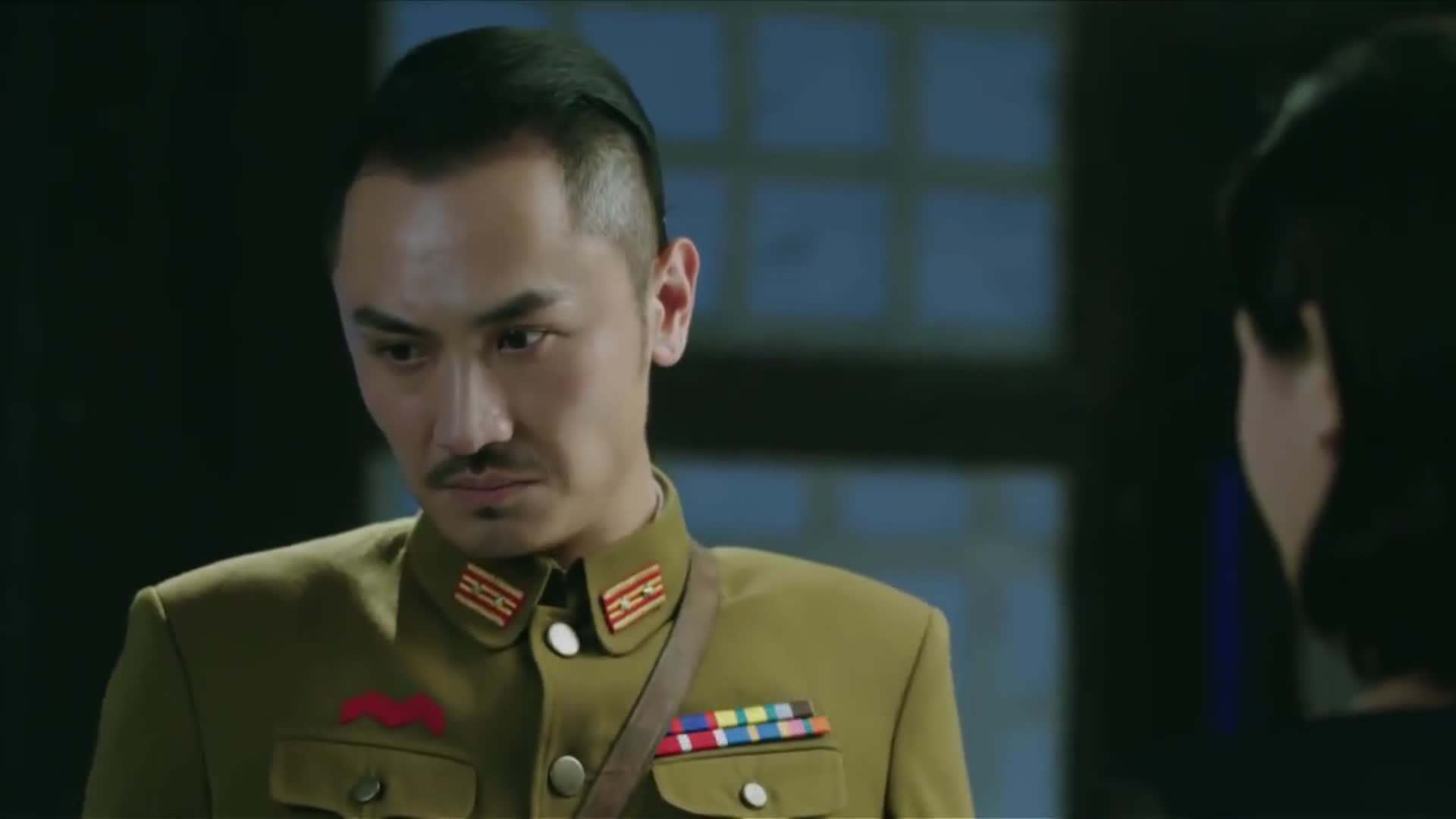 学生兵姑娘假装不知有窃听器和朋友配合演一出好戏骗过鬼子