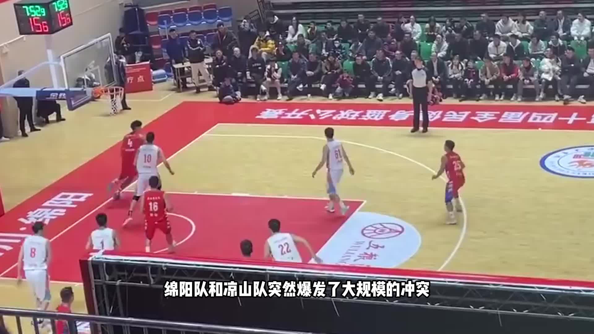 场面混乱!四川城市联赛爆发大规模冲突,NBL球星劝架被对方群殴_新浪新闻