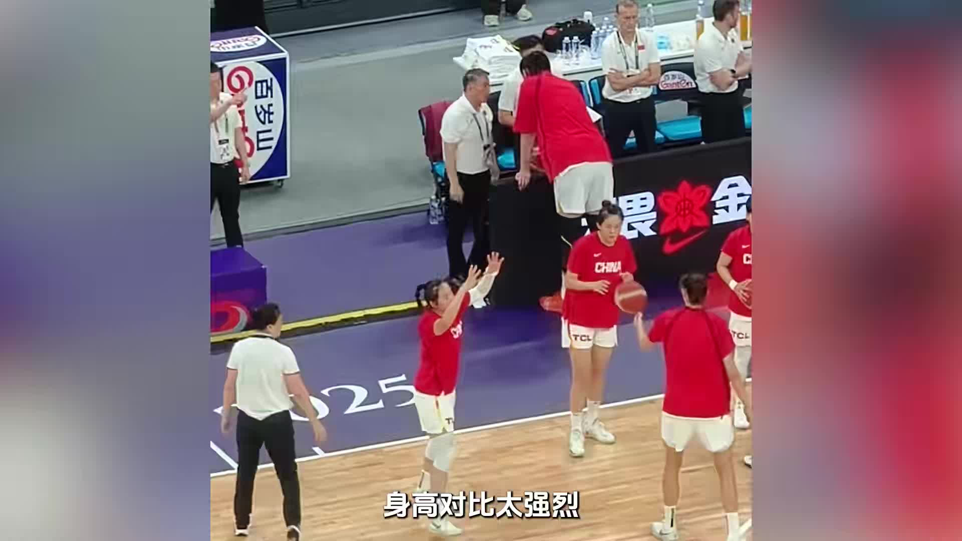 54厘米身高差！宫鲁鸣踮脚指导2米26张子宇，这画面太有爱