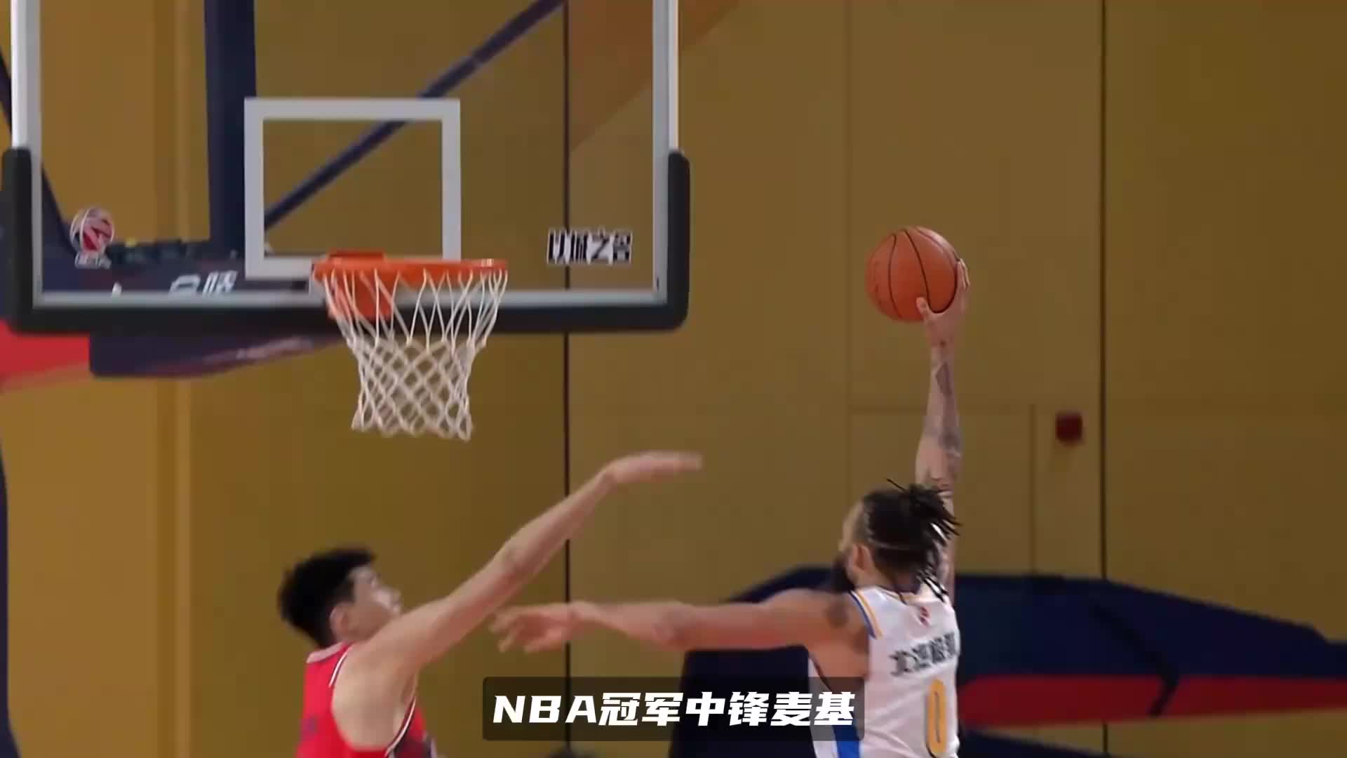 2米26徐昕被麦基上课！连打三球+炸筐暴扣，国产文班亚马还年轻