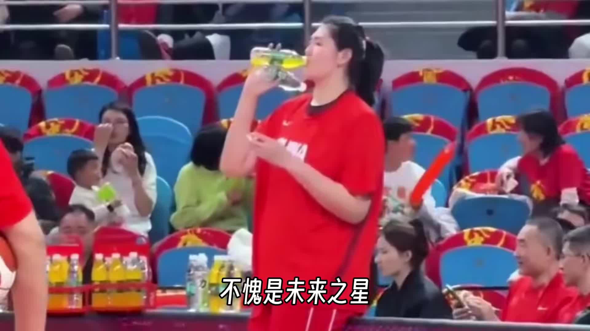 女篮未来之星！18岁张子宇连续入选国家队，2米26历史级天赋