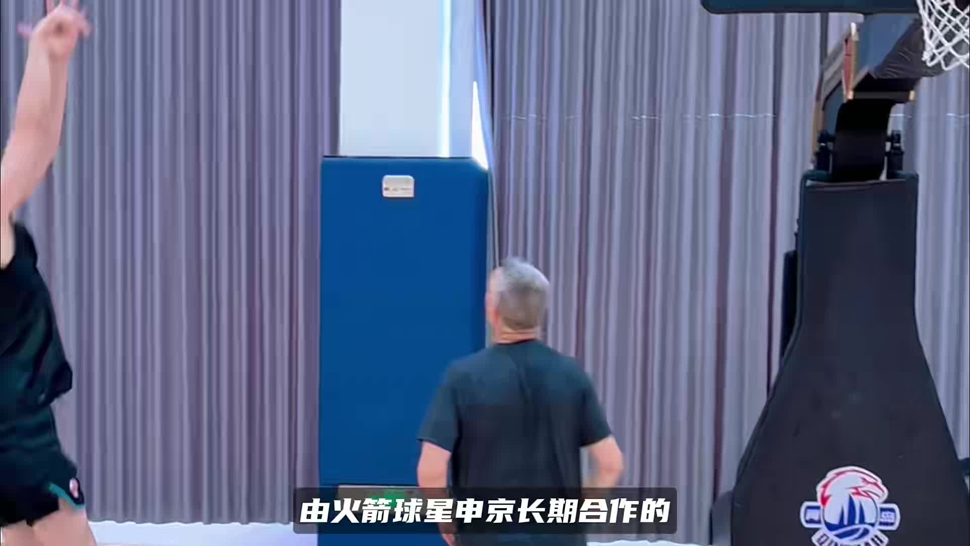 男篮未来之星！2米12李俊贤专项特训，申京御用训练师打磨低位