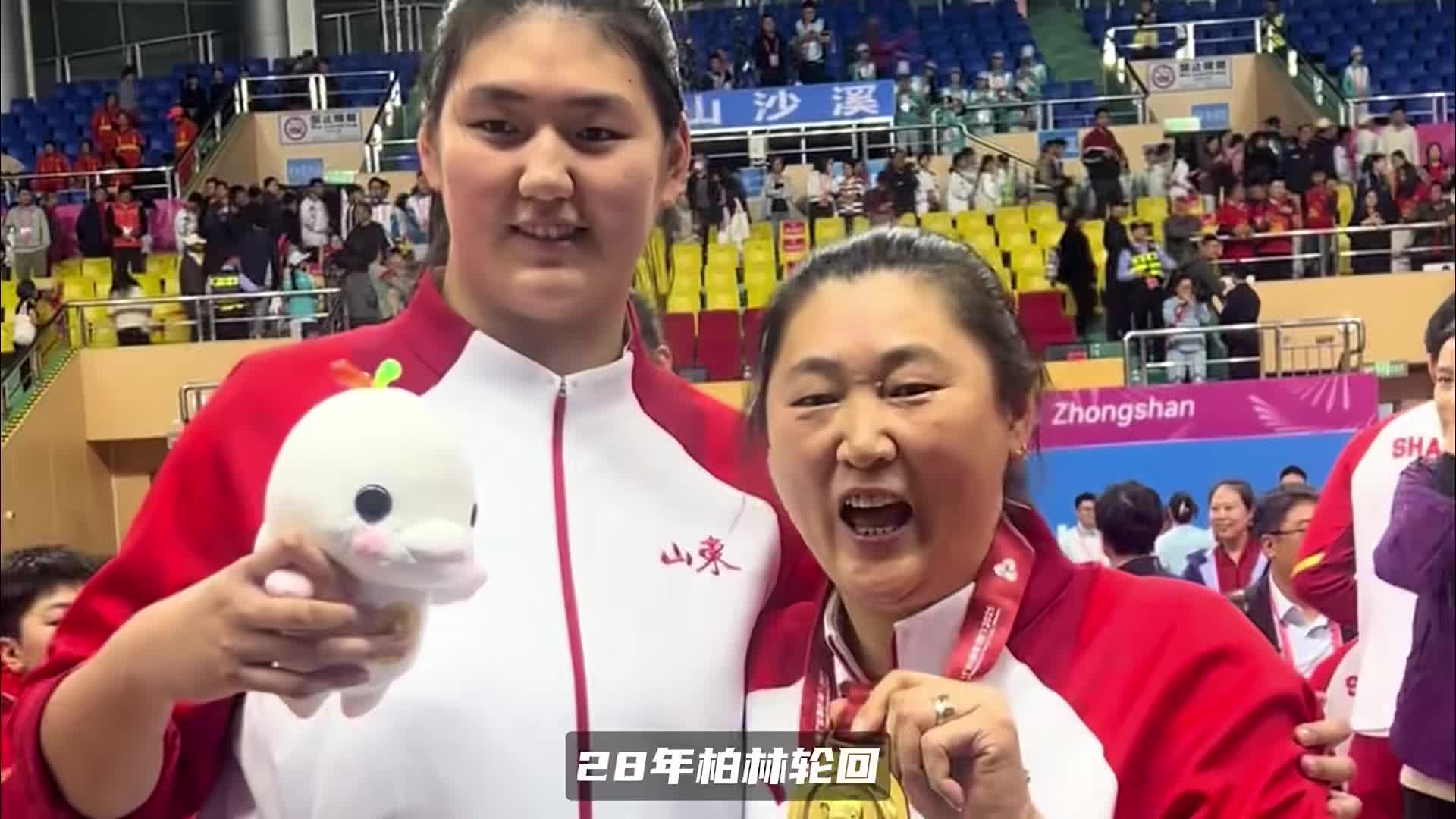 2米26张子宇与母亲同框！28年柏林轮回，两代国手同一片球馆传承
