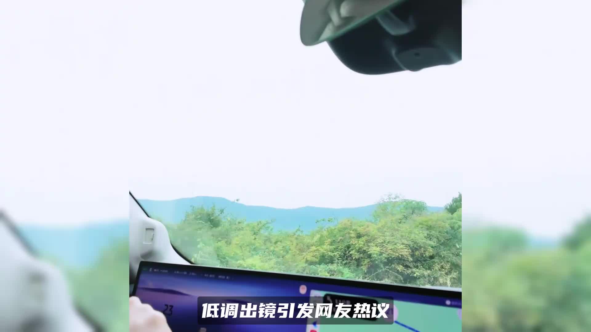 刘翔久违现身！白T恤配渔夫帽状态松弛，自驾陪妻子回安徽