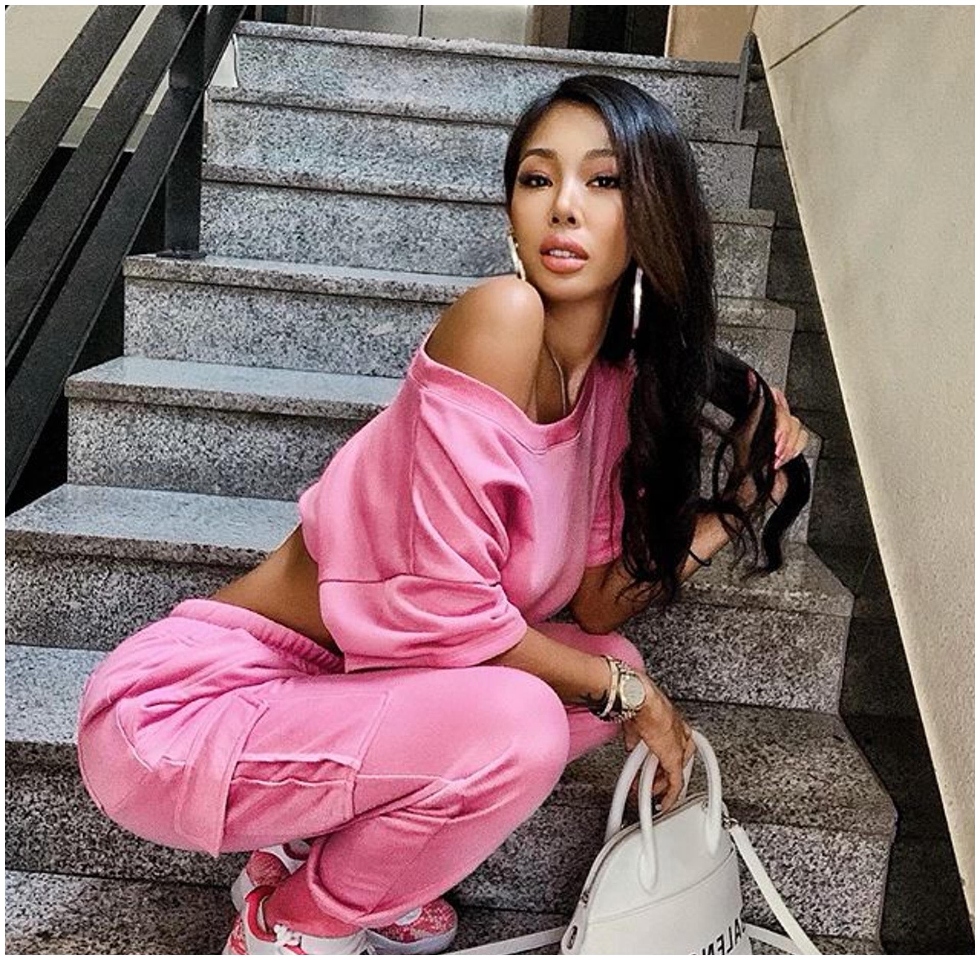 1988年出生于美国的jessi本名胡玄珠,是一名美籍韩裔,在韩国歌坛打拼