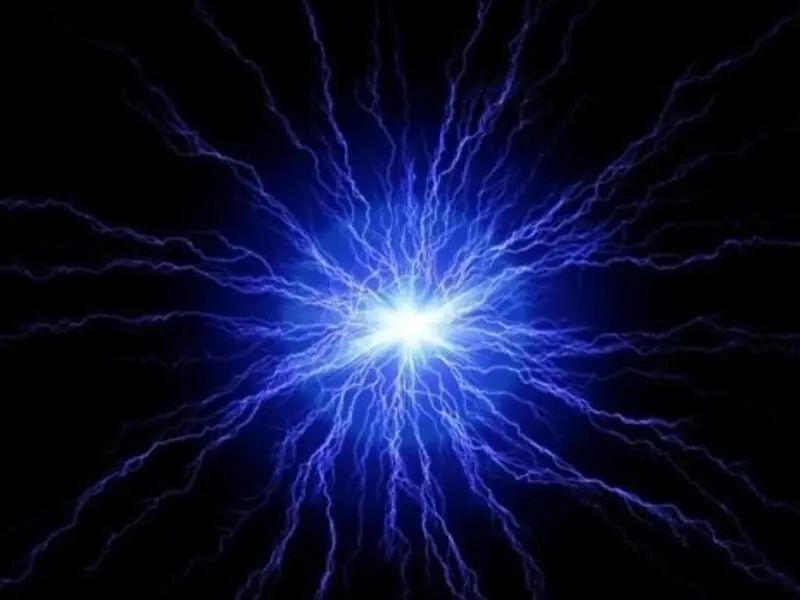 会飞的蓝色光球英国女子拍到罕见的球状闪电