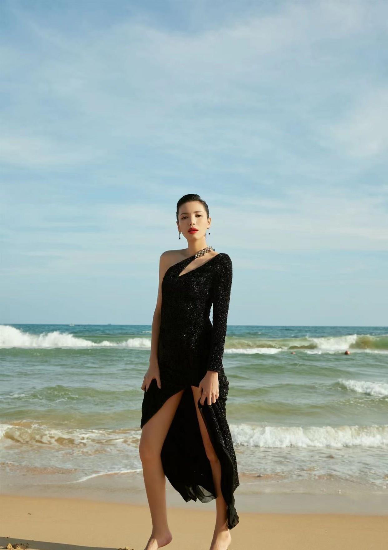 linda李静亮相gq盛典星河闪钻斜肩高叉裙超会穿