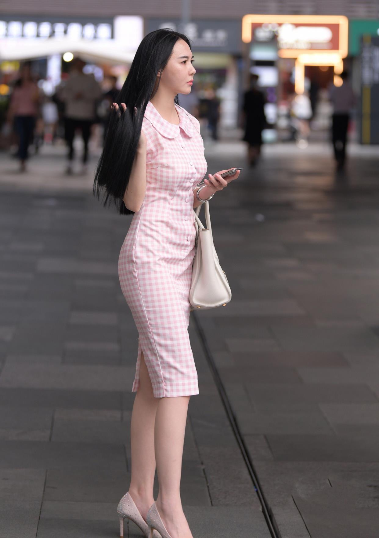 粉色格纹连衣裙搭配细跟尖头高跟鞋清凉舒适又显腿长