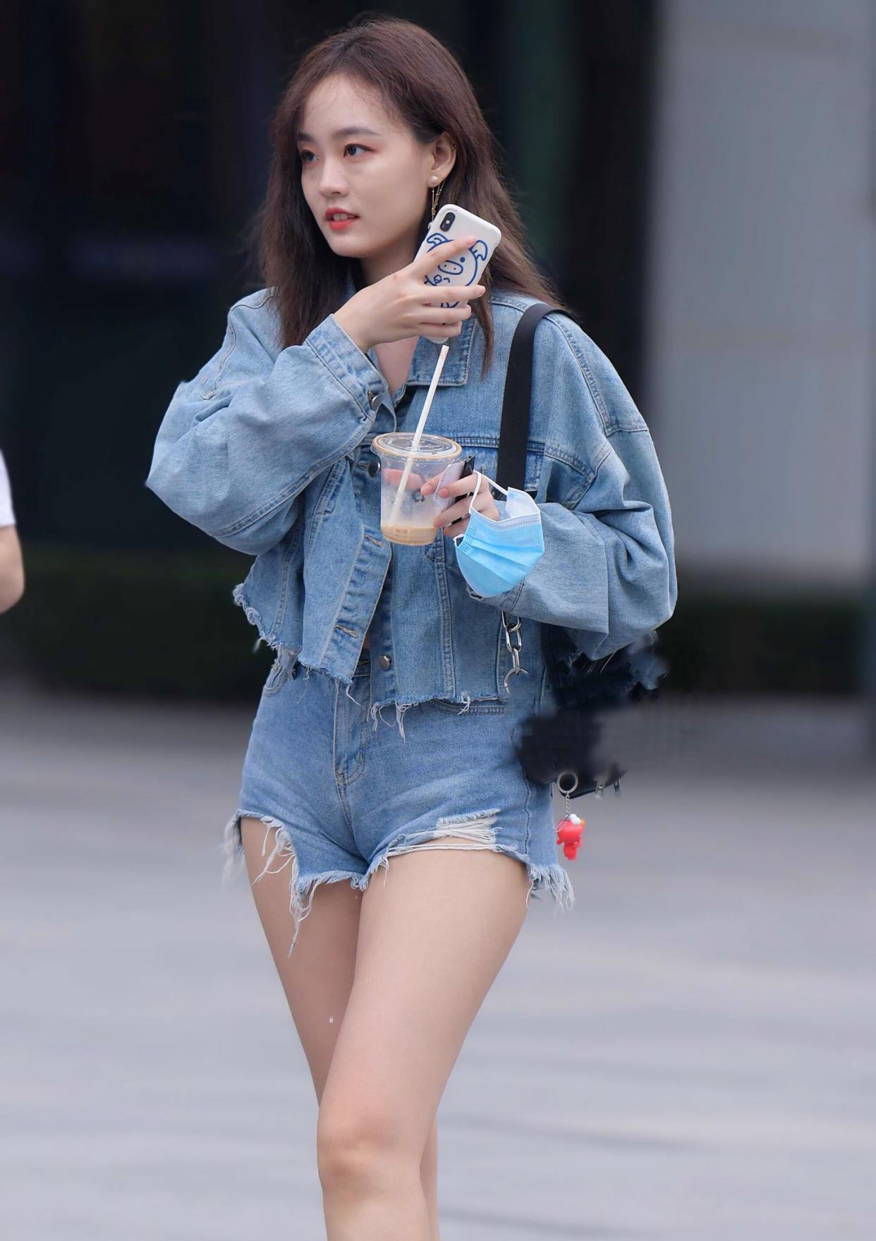 时尚穿搭蓝色牛仔外套搭配牛仔短裤板鞋