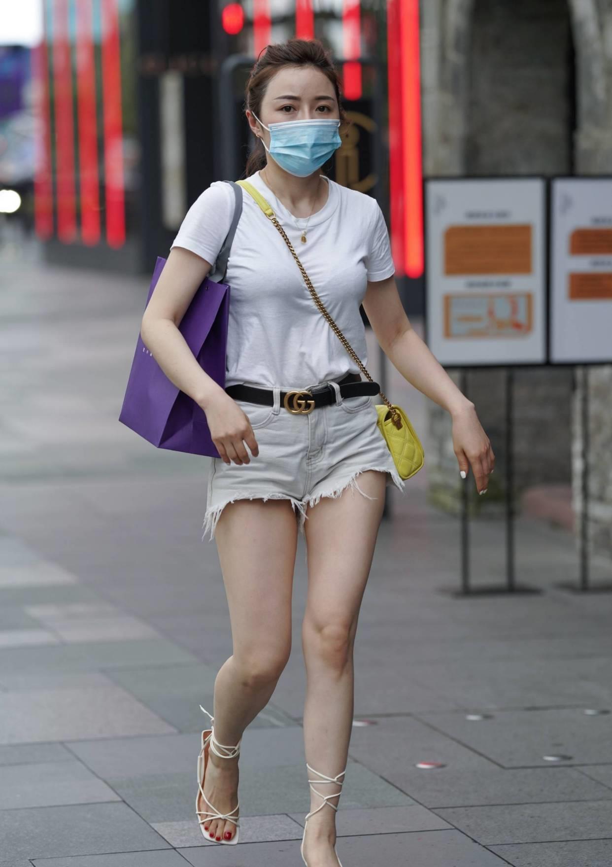 牛仔短裤穿出时尚女性苗条身姿彰显女人味成熟女性的最爱