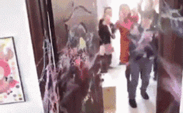 我问爸爸照片中站在他旁边的那位年轻叔叔是谁？他说那是你妈！休闲区蓝鸢梦想 - Www.slyday.coM