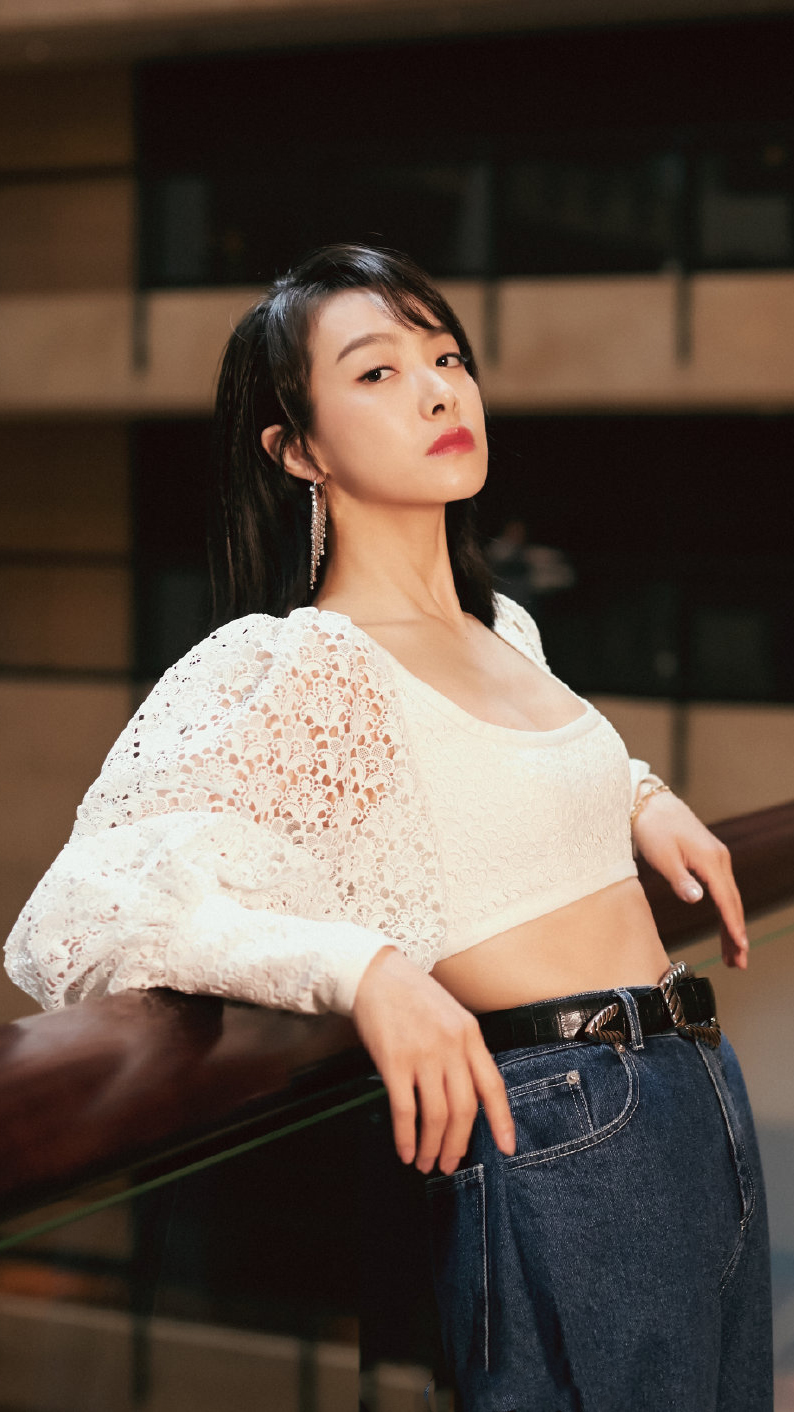 宋茜又美了穿露脐装秀身材却被爱宠抢镜