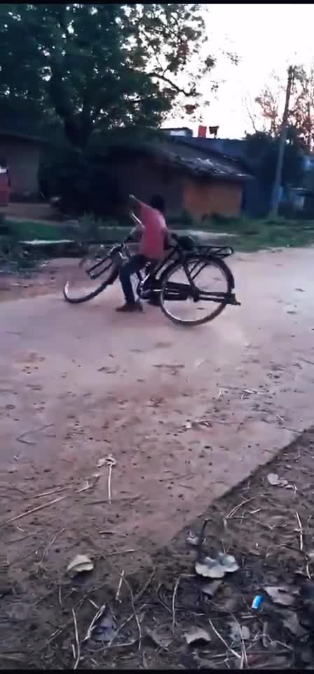 骑自行车的技术小时候就这么骑我们这叫做掏裆骑自行车