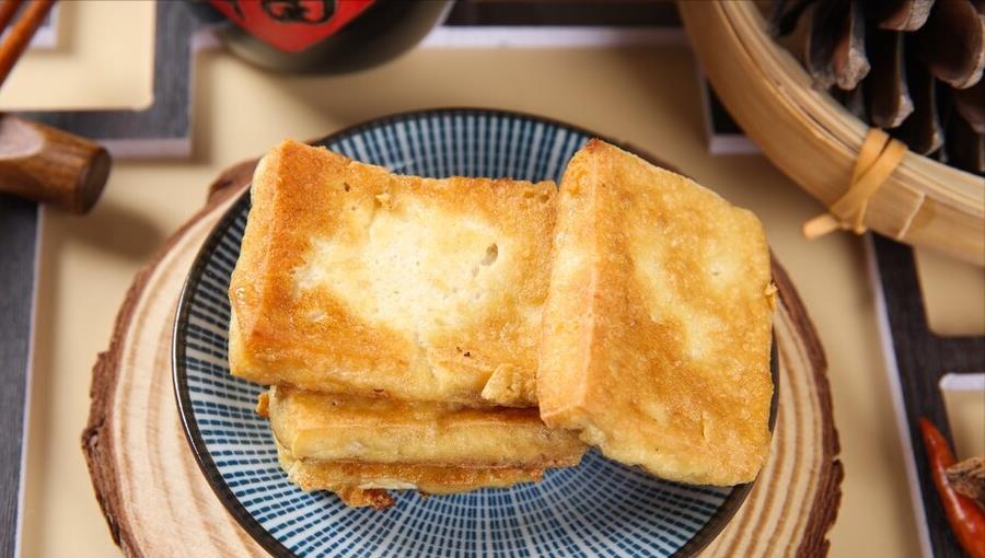 煎豆腐万不能直接下油锅要想不碎不粘锅做好关键2步