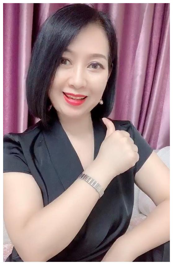 赵四媳妇晒近况,现实老公是李玉刚恩师,反串比李玉刚还"娘"