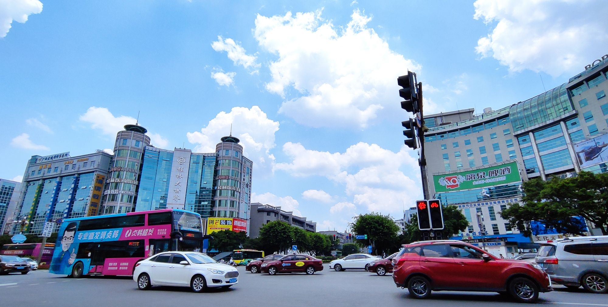 骑行等待红绿灯实拍桂林十字街,桂林市中心最繁忙地段!