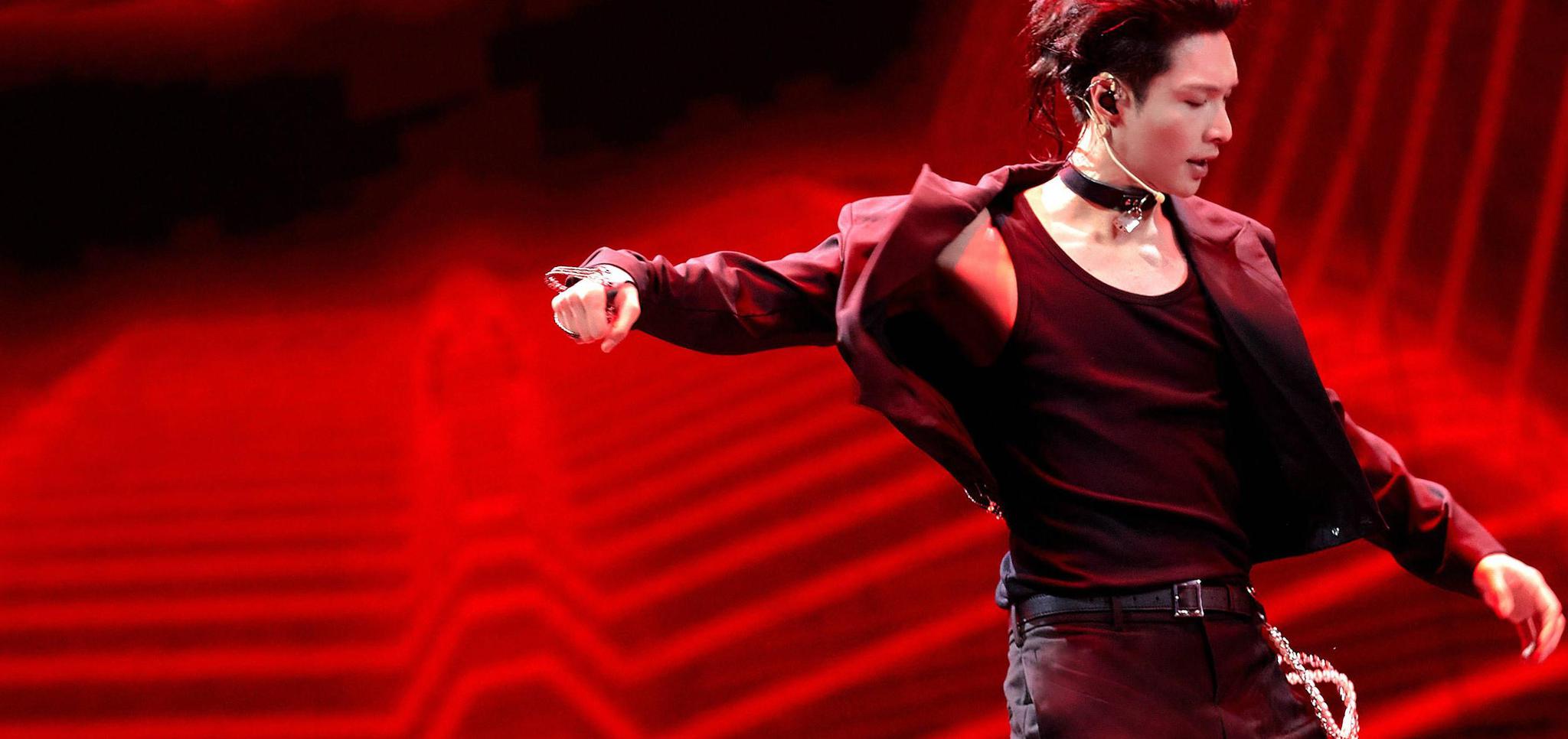 在新歌《莲》的首秀舞台上,张艺兴以舞蹈krump的强劲力量为观众们带来