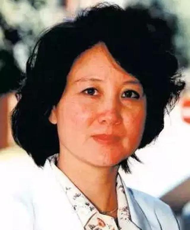 曾经不畏世俗的嫁给了余秋雨,但是却被无情的抛弃,独自带着女儿生活